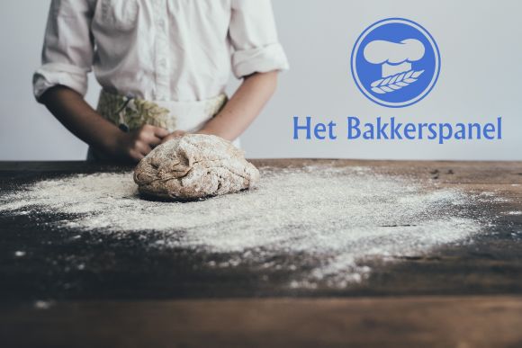 Het logo van het Belgisch bakkerspanel met brood op de plank op de achtergrond